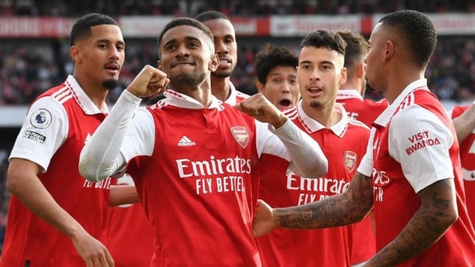 Pemain Arsenal merayakan gol