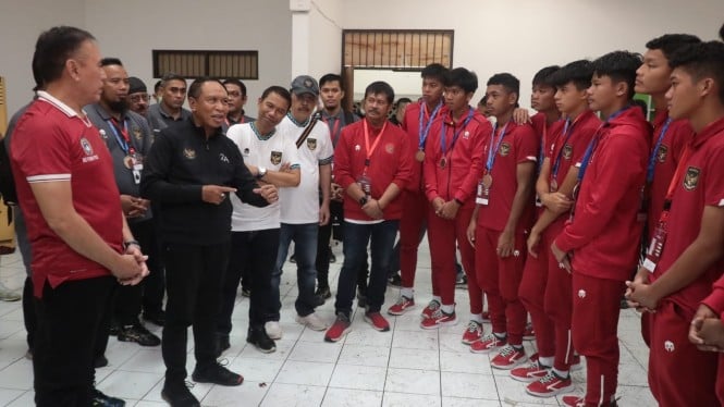 Menpora RI Zainudin Amali menyampaikan salam hormat dan salam hangat Joko Widodo (Jokowi) kepada para skuad Garuda Muda Timnas U-16 dan pelatih yang baru saja menjadi juara Piala AFF U-16 usai mengalahkan Timnas Vietnam 1-0.