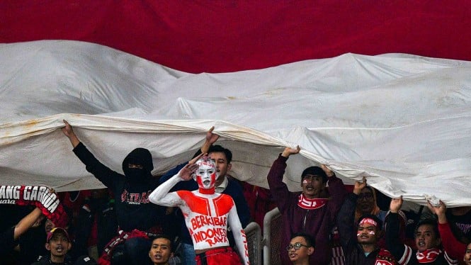 Suporter memberikan dukungan kepada timnas Indonesia yang melawan timnas Timor Leste dalam penyisihan grub B Piala AFF 2018 di Stadion Utama Gelora Bung Karno, Jakarta
