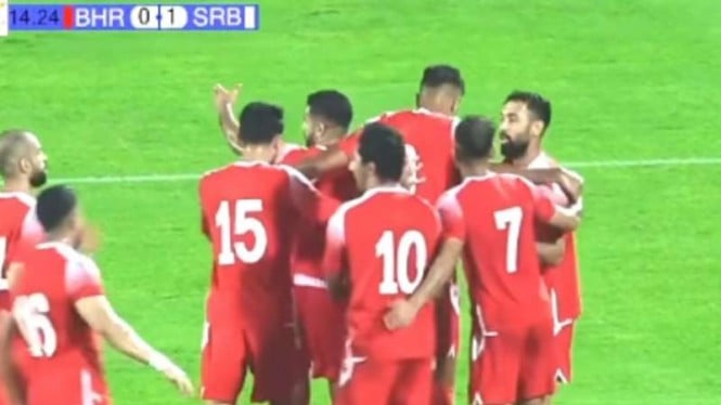 Pemain Bahrain yang membela Persija Jakarta Abdulla Yusuf Helal menjebol gawang Serbia