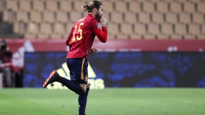 Sergio Ramos dimainkan Timnas Spanyol saat melawan Kosovo