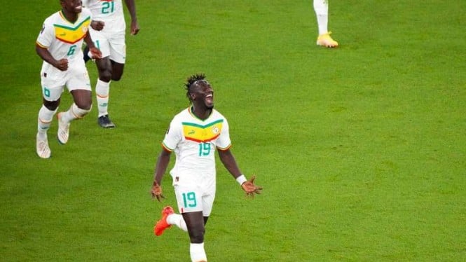 Pemain Senegal Famara Diedhiou rayakan gol ke gawang Qatar