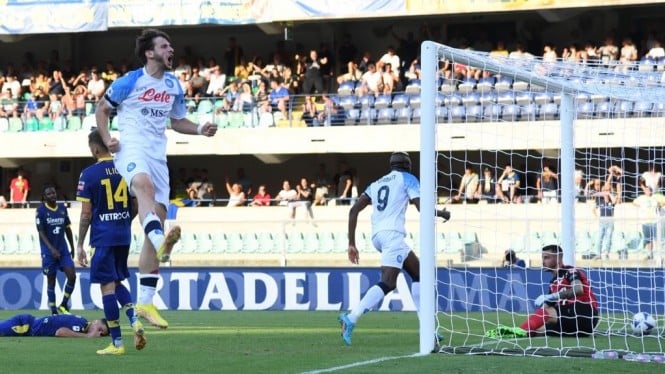 Gelandang Napoli, Khvicha Kvaratskhelia mencetak gol ke gawang Verona.