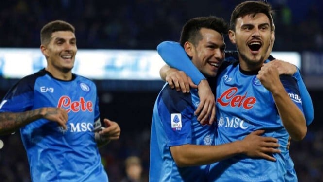 Para pemain Napoli merayakan gol.