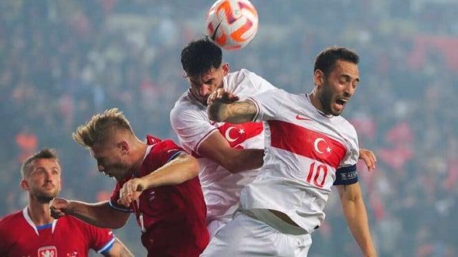 Pemain Turki, Hakan Calhanoglu saat menghadapi Republik Ceko