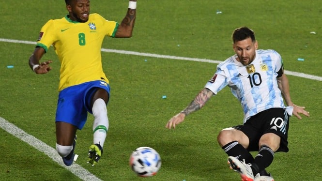 Lionel Messi dan Fred di laga Timnas Argentina vs Brasil