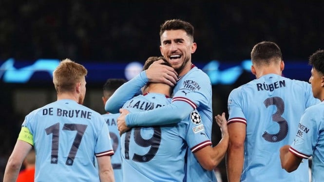Pemain Manchester City merayakan gol ke gawang Sevilla.