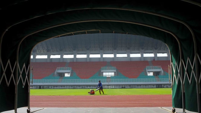 Perawatan rumput lapangan Stadion Pakansari, Bogor, Jawa Barat
