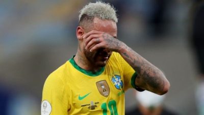 Pemain Timnas Brasil, Neymar, menangis setelah alami cedera