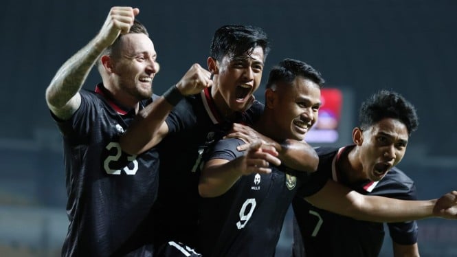 Dimas Drajad dan pemain Timnas Indonesia merayakan gol