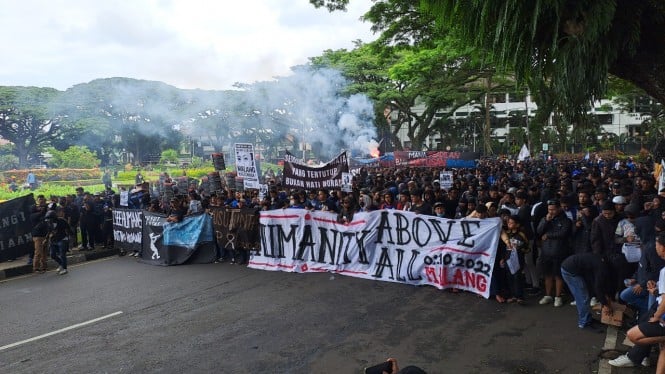 Aremania melakukan aksi menuntut keadilan untuk korban Tragedi Kanjuruhan