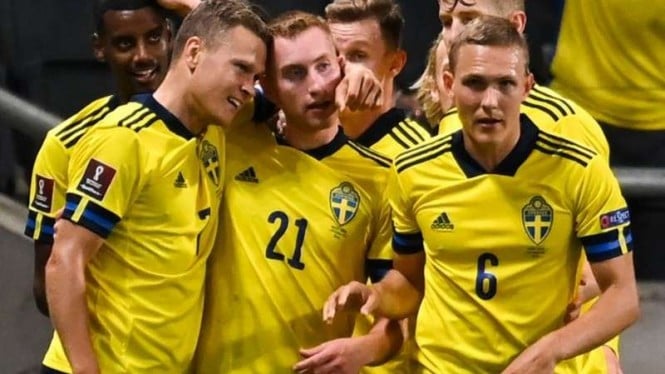 Timnas Swedia rayakan gol ke gawang Spanyol.
