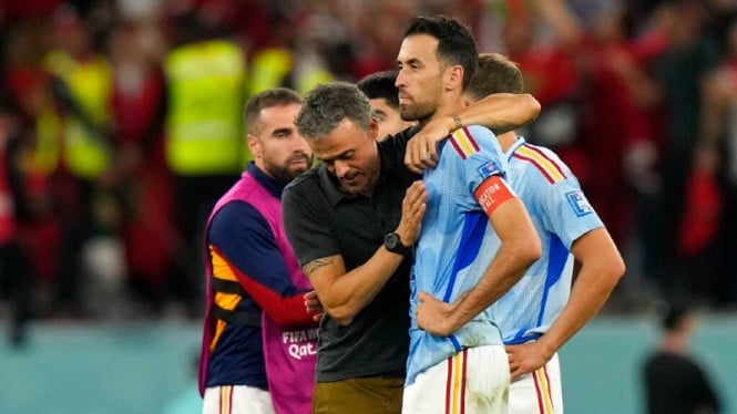 Kapten Timnas Spanyol, Sergio Busquets sedih usai timnya didepak Maroko.