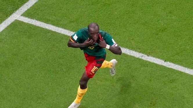 Pemain Timnas Kamerun, Vincent Aboubakar rayakan gol.