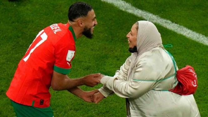 Winger Timnas Maroko, Sofiane Boufal merayakan kemenangan bersama sang ibu