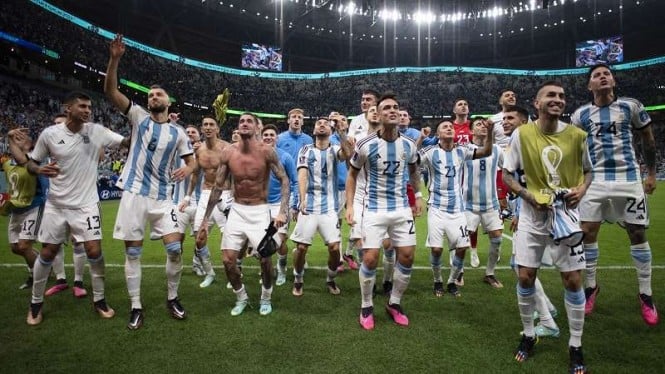 Timnas Argentina rayakan keberhasilan lolos ke semifinal Piala Dunia 2022.