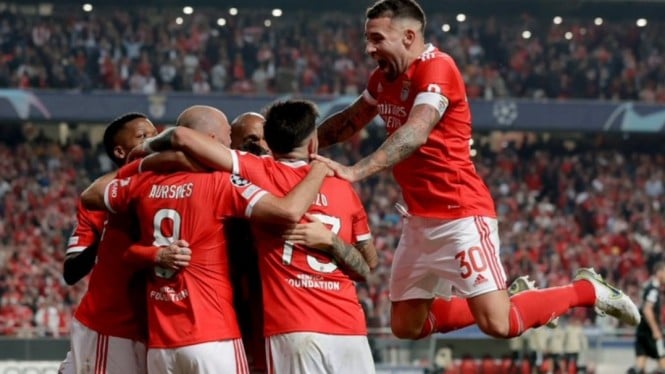 Para pemain Benfica merayakan gol.