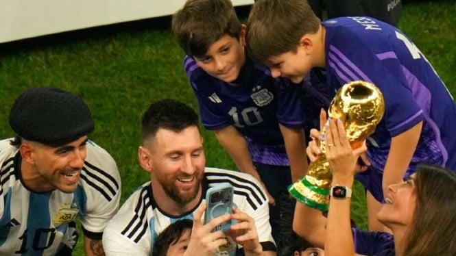 Lionel Messi dan keluarga dengan trofi Piala Dunia 2022
