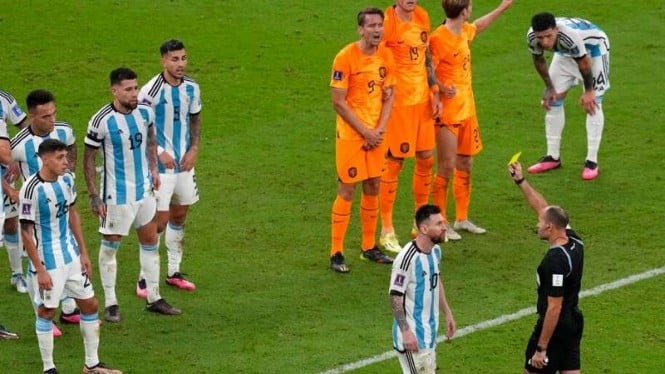 Lionel Messi menerima kartu kuning dalam duel Timnas Argentina vs Belanda