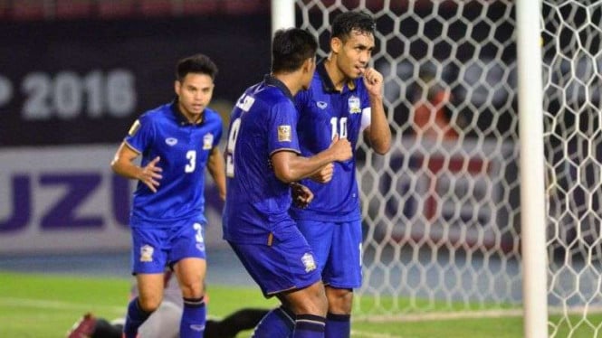 Striker timnas Thailand, Teerasil Dangda merayakan gol