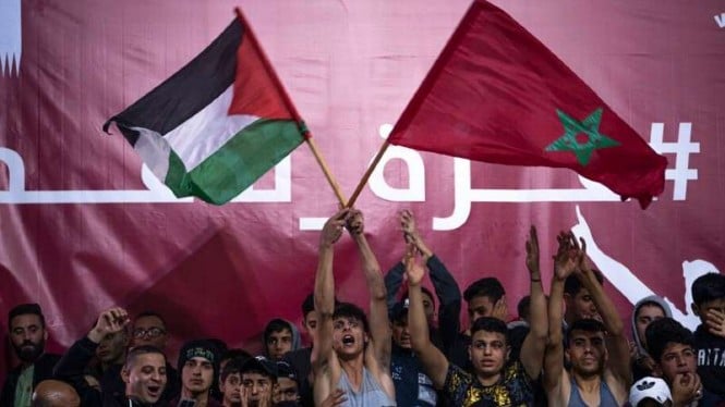 Warga Palestina ikut merayakan keberhasilan Timnas Maroko di Piala Dunia 2022.