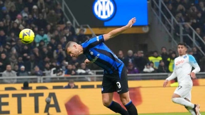 Striker Inter Milan, Edin Dzeko jebol gawang Napoli