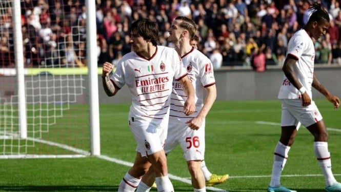 Pemain AC Milan merayakan kemenangan atas Salernitana