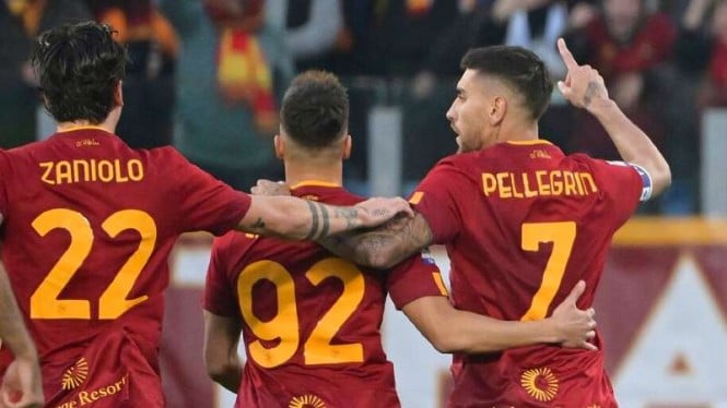 Pemain AS Roma rayakan gol Lorenzo Pellegrini
