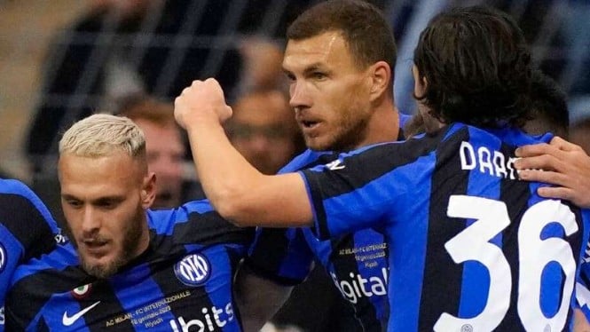 Pemain Inter Milan rayakan gol Edin Dzeko