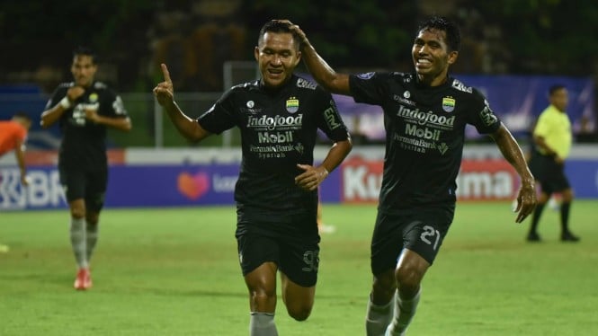 Erwin Ramdani dan Frets Butuan merayakan gol Persib