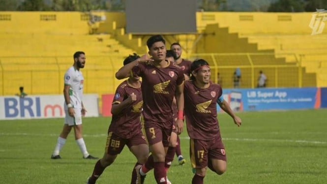 Pemain PSM Makassar rayakan gol