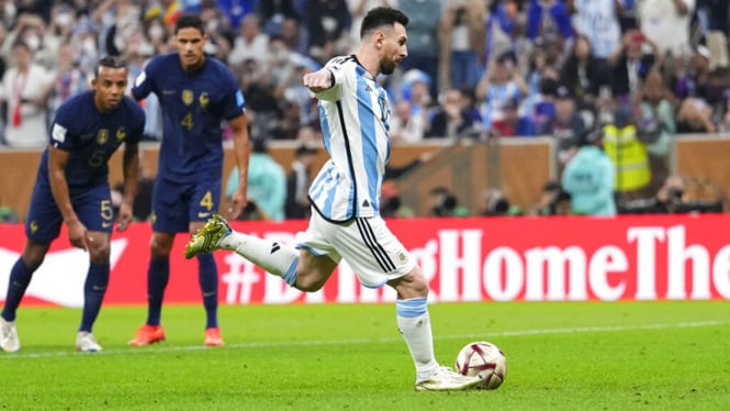Lionel Messi eksekusi penalti