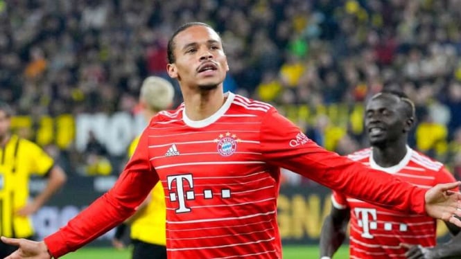 Pemain Bayern Munich, Leroy Sane rayakan gol ke gawang Borussia Dortmund