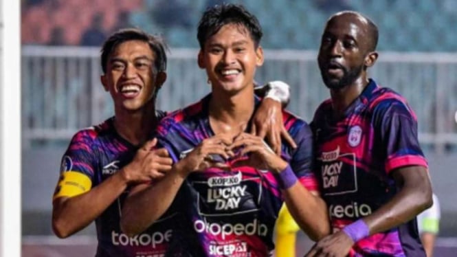 Pemain RANS Nusantara FC rayakan gol Septian Bagaskara