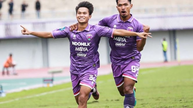 Pemain Persita Tangerang rayakan gol Rifky Septiawan