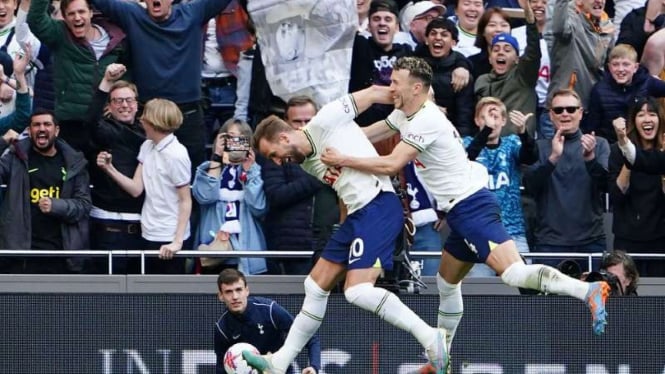 Pemain Tottenham Hotspur Harry Kane rayakan gol