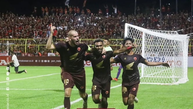Pemain PSM Makassar, Wiljan Pluim rayakan gol