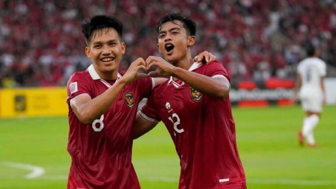 Witan Sulaeman dan Pratama Arhan rayakan gol Timnas Indonesia