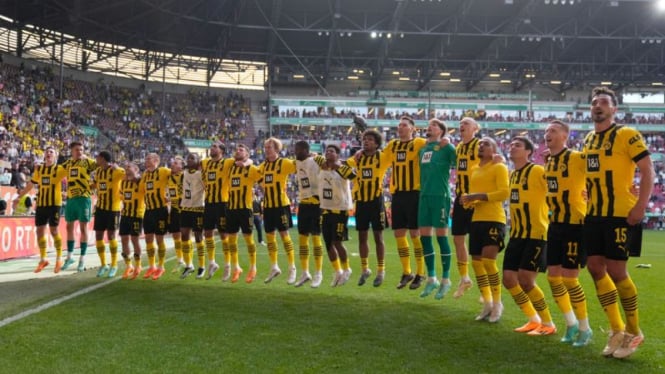 Pemain Borussia Dortmund merayakan kemenangan.