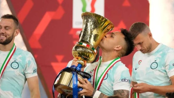 Striker Inter Milan Lautaro Martinez dengan gelar Coppa Italia 2022/23