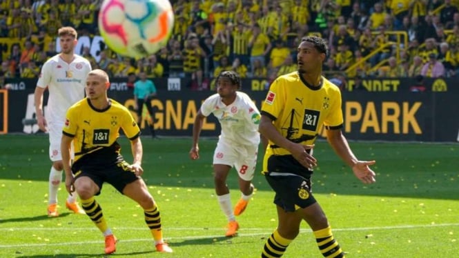 Pemain Borussia Dortmund Sebastian Haller gagal penalti