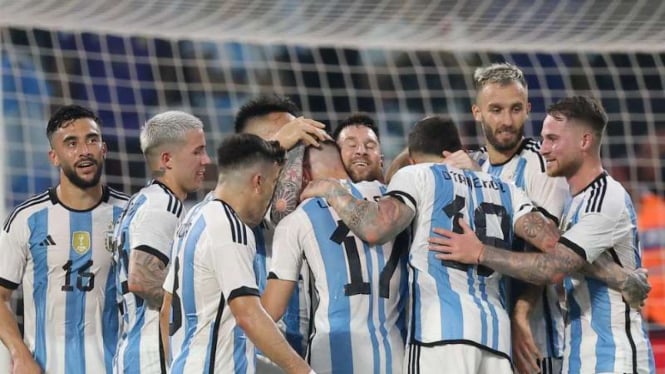 Pemain Timnas Argentina rayakan gol Lionel Messi