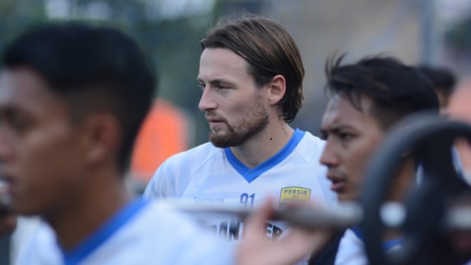 Marc Klok saat sesi latihan bersama Persib Bandung