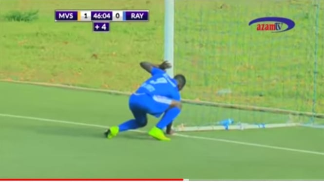 Pemain Rayon Sports FC, Moussa Camara mencuri jimat dari kiper