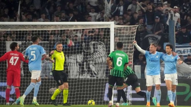 Pemain Lazio Felipe Anderson rayakan gol