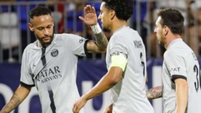 Pemain PSG rayakan gol Neymar