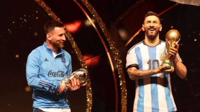 Lionel Messi mendapat hadiah berupa patung