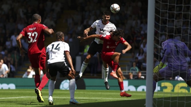 Penyerang Fulham, Aleksandar Mitrovic saat melawan Liverpool