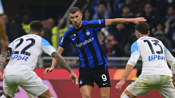 Edin Dzeko: Duel Inter Milan vs Napoli 1-0
