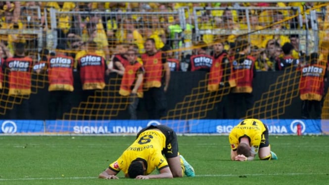 Pemain Borussia Dortmund sedih usai gagal juara Bundesliga musim ini.